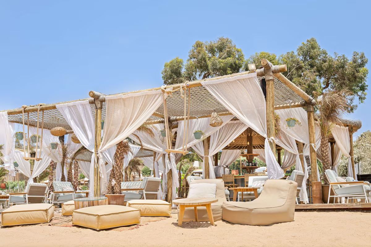 Salon lounge en plein air avec voilages blancs, dans un hôtel partenaire