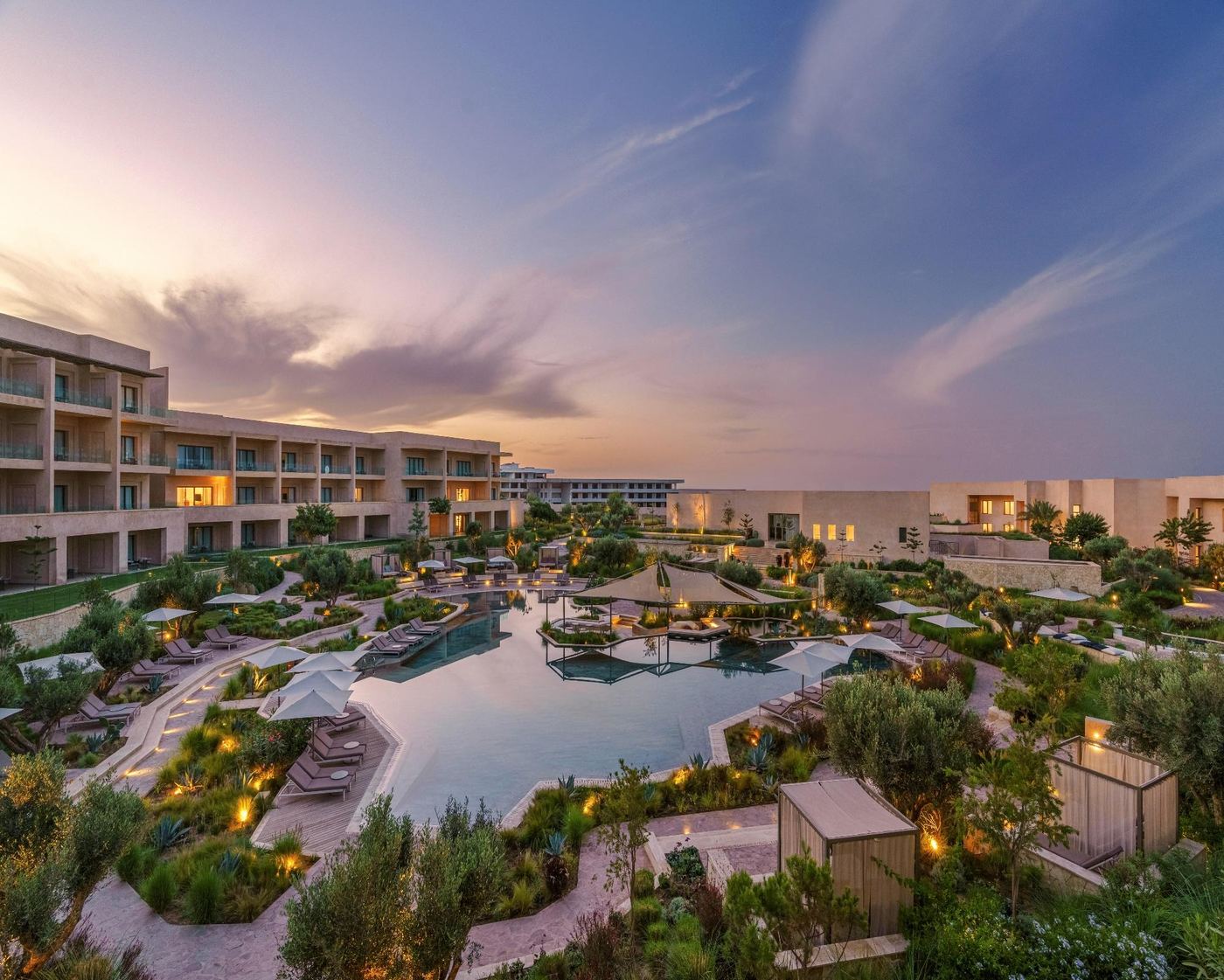 Jardins et piscine d'un hôtel partenaire au coucher du soleil
