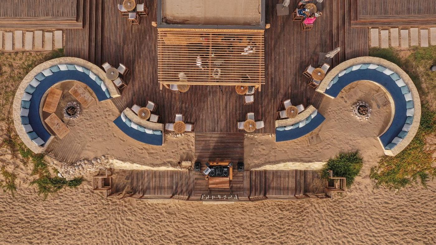 Vue aérienne d'un lounge de plage aménagé pour une réception