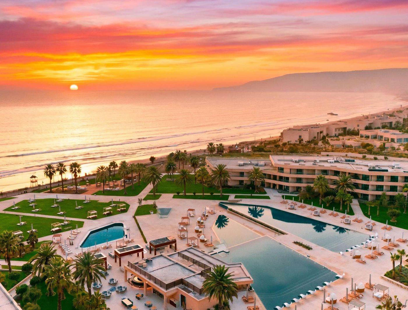 Coucher de soleil spectaculaire sur un hôtel partenaire en bord d'océan à Taghazout Bay