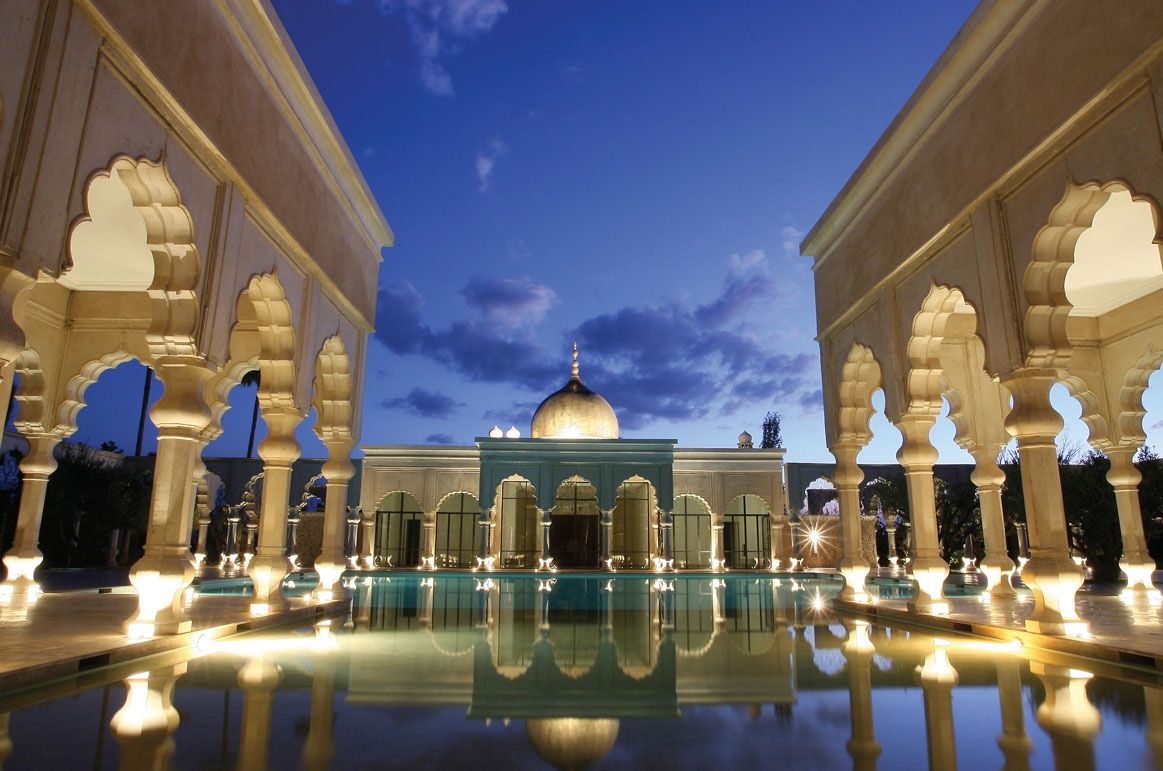 Pavillon mauresque illuminé au crépuscule, dôme turquoise et bassin miroir, Palais Namaskar