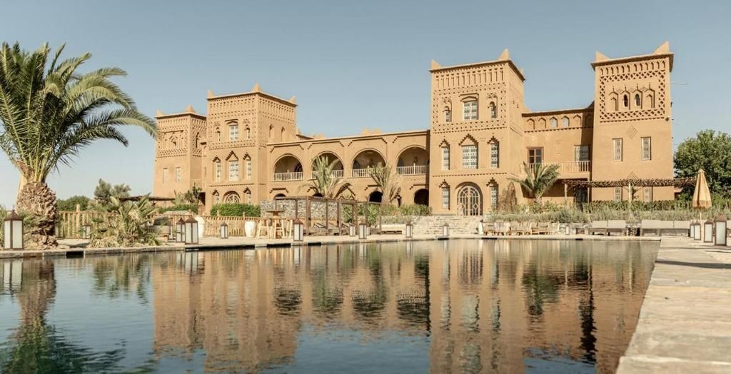 Kasbah en pisé au bord d'une piscine dans le désert d'Agafay, Kasbah d'If